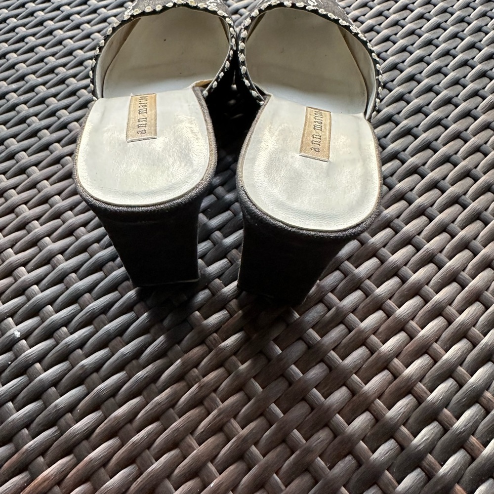 Ann Marino slip ons size 8 1/2 black linen trim. Good condition.